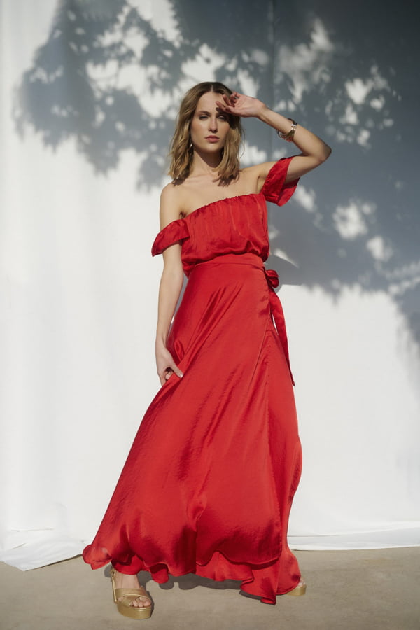 Conjunto de seda rojo tipo gitano, falda envolvente y top con mangas caídas. Seda satin con caída increible
