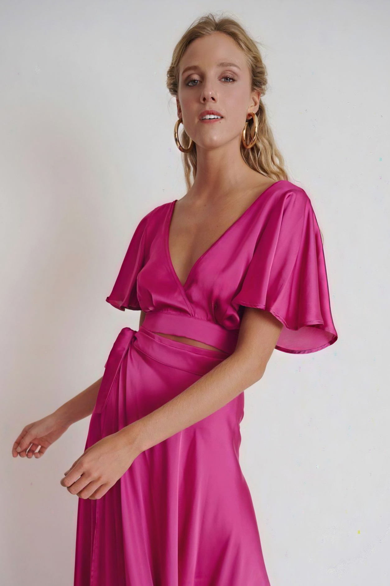 ¿Buscas crop top elegantes para tu evento especial? El Top Aurora fucsia en es la elección perfecta con nuestra Falda de seda Fucsia