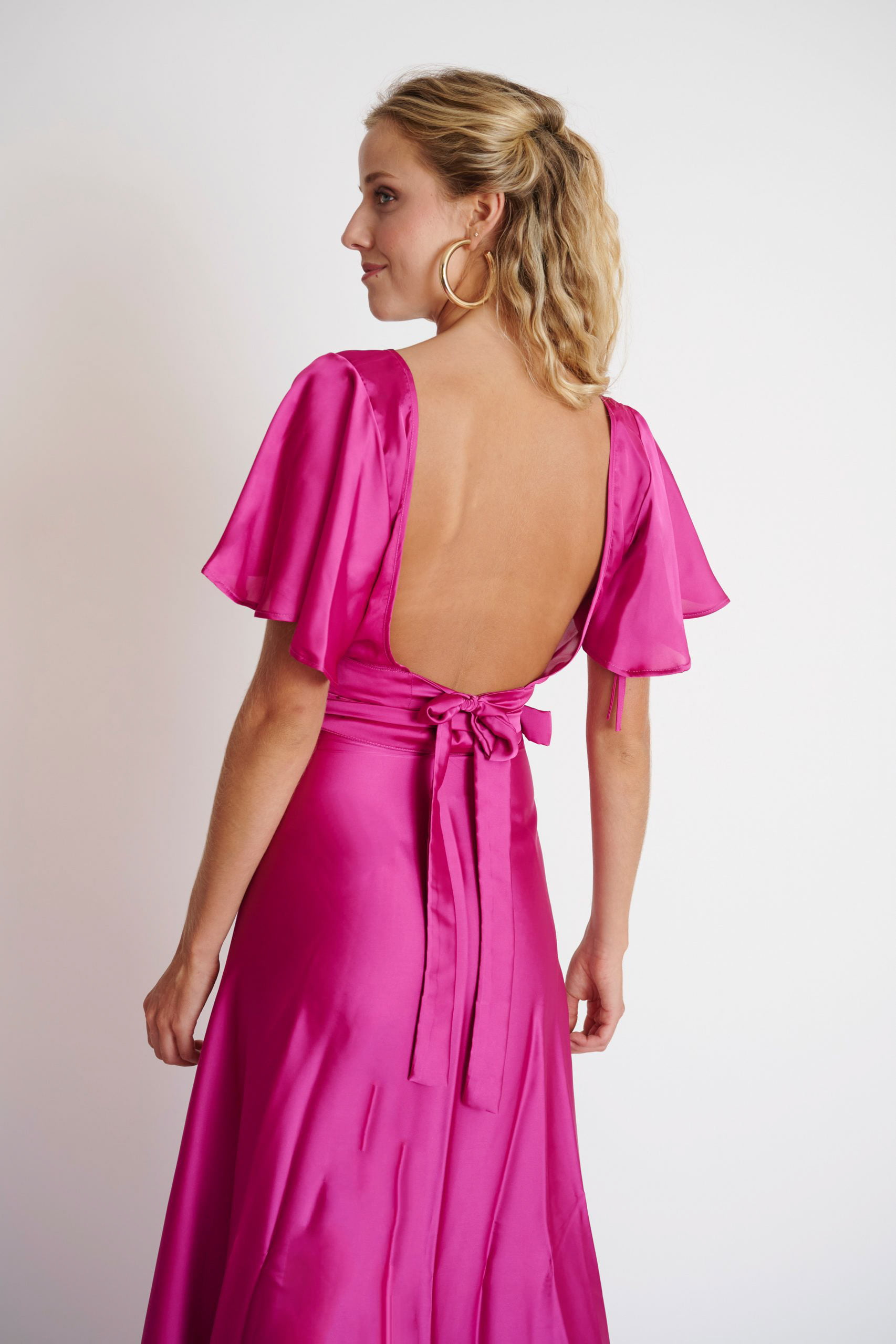 ¿Buscas crop top elegantes para tu evento especial? El Top Aurora fucsia en es la elección perfecta con nuestra Falda de seda Fucsia