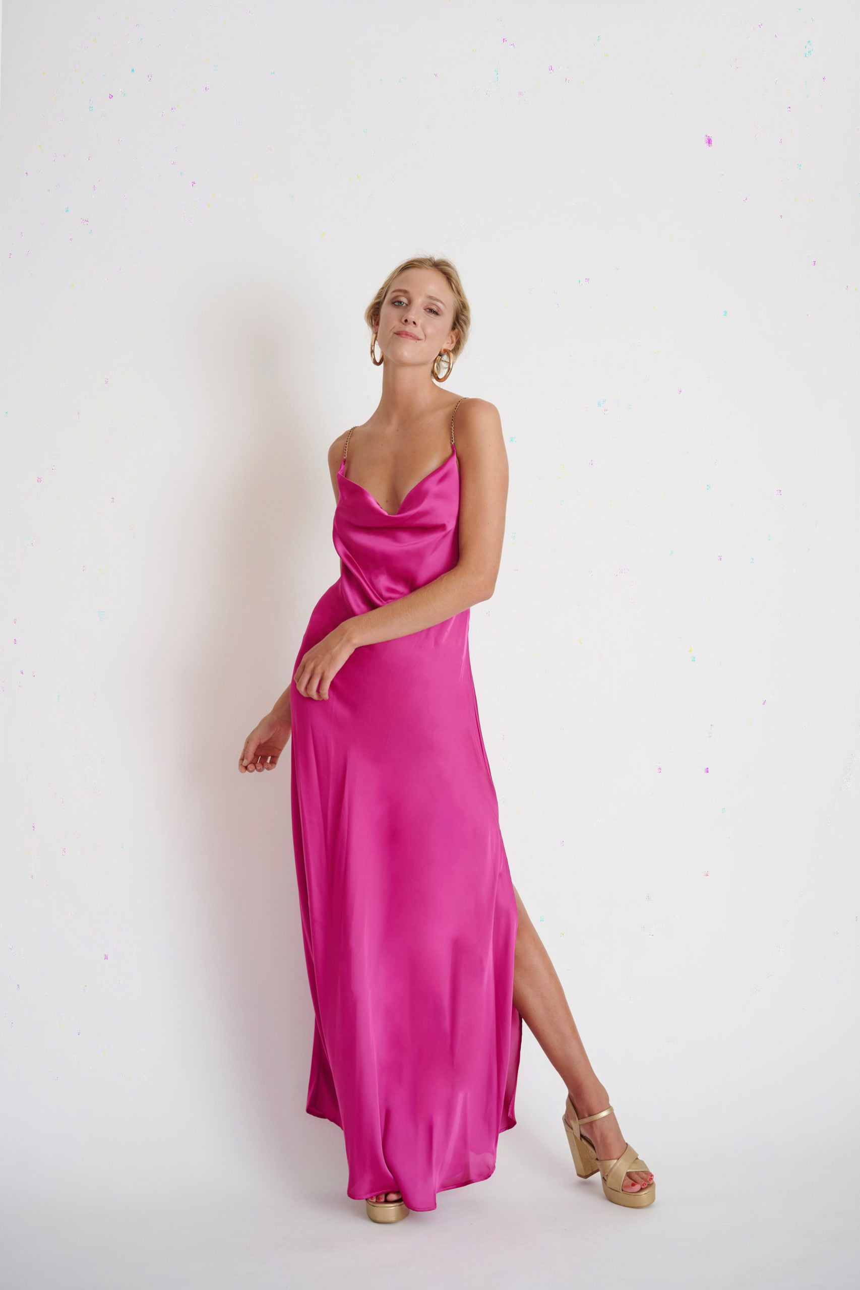 Si buscas vestidos elegantes Este vestido fucsia cherry Helena lux es tu elección para un look soñado para fiestas elegantes y ocasiones especiales. Amámos cada detalle.