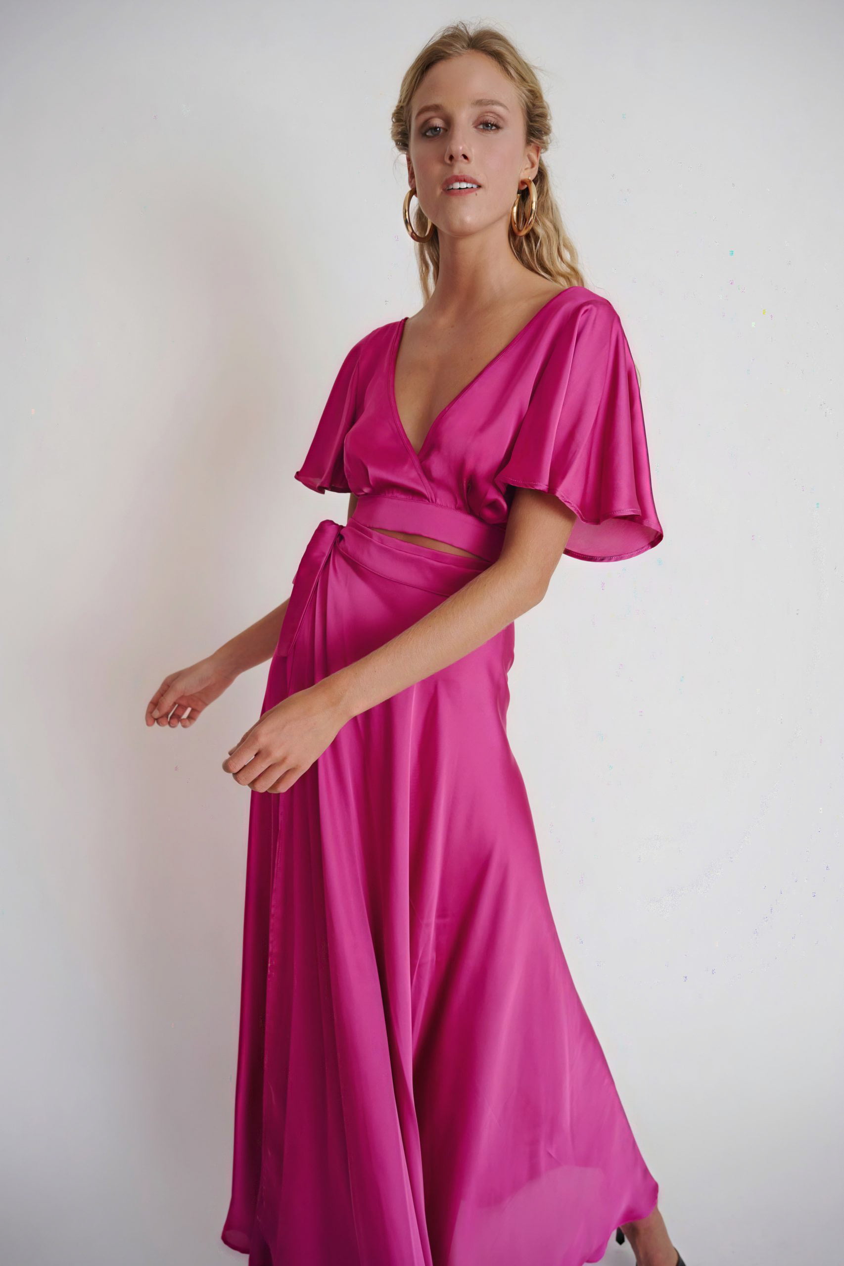 ¿Buscas crop top elegantes para tu evento especial? El Top Aurora fucsia en es la elección perfecta con nuestra Falda de seda Fucsia