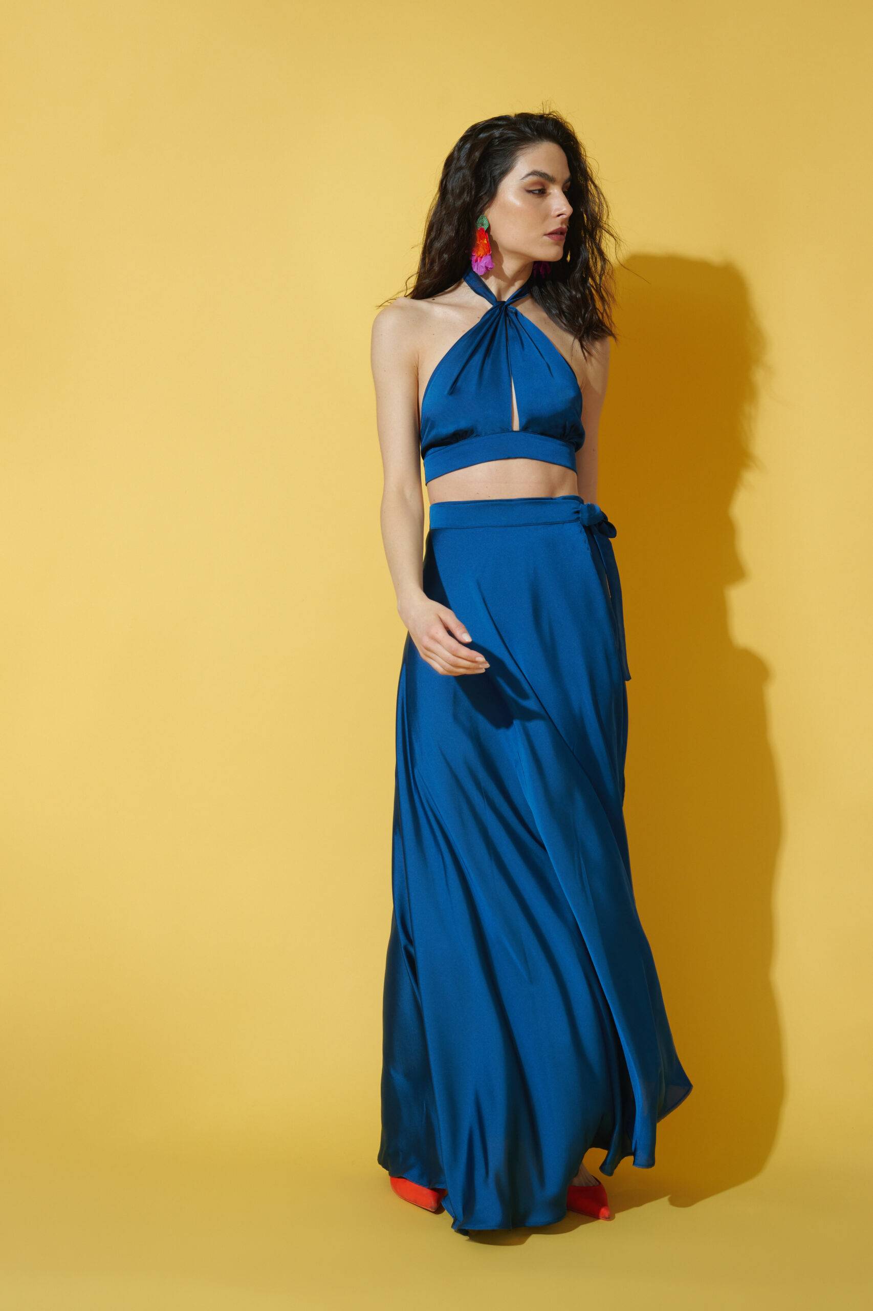Descubre la elegancia y sofisticación de nuestro conjunto de seda Malia y Stella Azul marino, la elección perfecta para un conjunto formal para fiesta que te hará destacar en cualquier ocasión especial