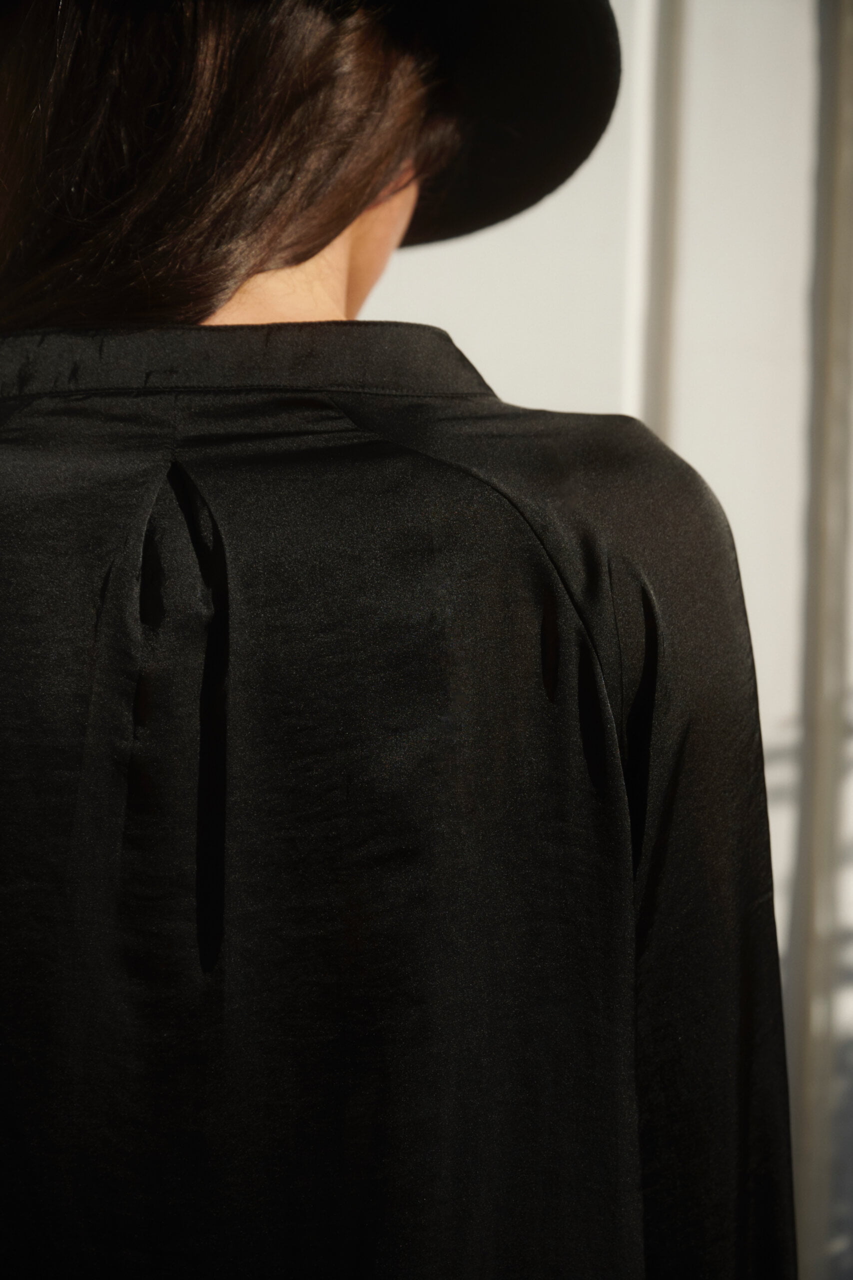 Blusa de seda, blusa Gracia color Negro. Nuestra nueva Blusa larga con cuello Mao y escote en V es lo máximo. Perfecto para look invierno, y combinarla con un vest!