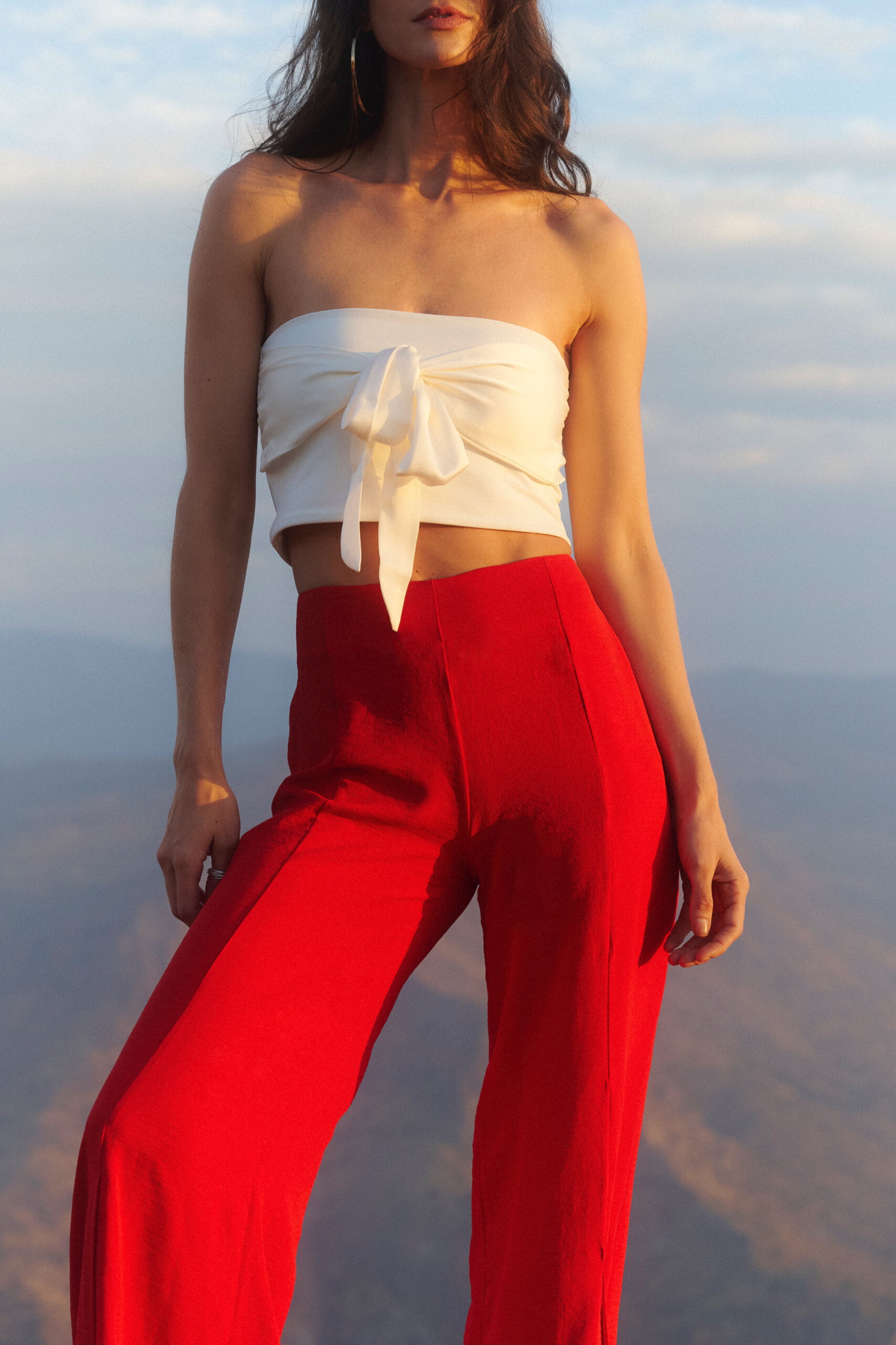 Pantalón Milka pantalon flare de tela con tajo, pantalon rojo combinado con top de lycra y seda